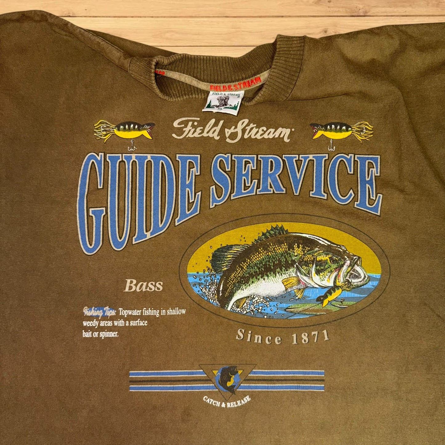 vintage field and stream bass guide t shirt (XL)